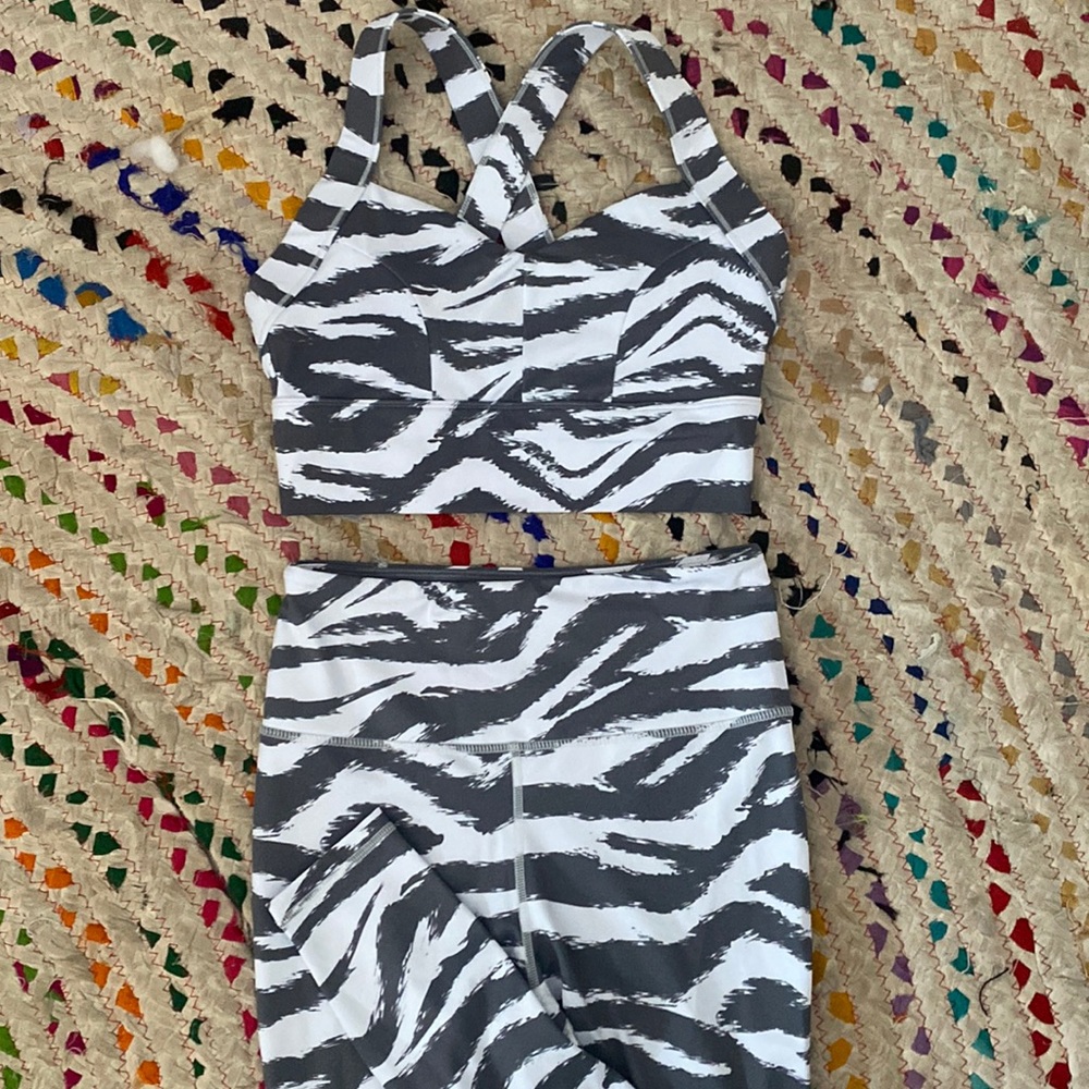 Zebra Sportbra And Legging Workout Set Size S